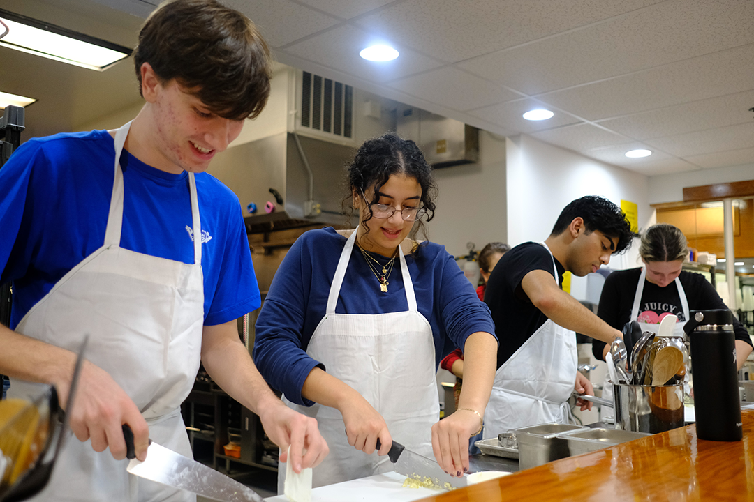 rom left, undergraduates Noah Troppe, Leana Kahwash, Krish Sadhwani and Emma Hodgson carved up lessons in Italian cooking and culture at the GW Culinary Medicine Program’s Seva Teaching Kitchen. 